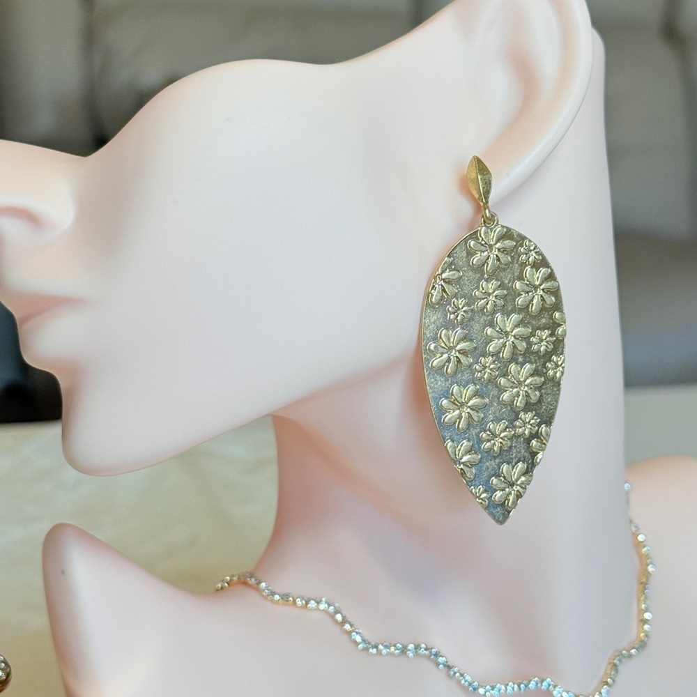 ⚜️ Elegant Floral Gold Bold Earrings - Picture 3 of 10